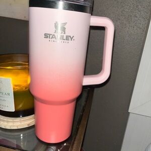 TARGET LIMITED EDITION CORAL PETAL OMBRÉ STANLEY 40oz QUENCHER. Sells for 450$+